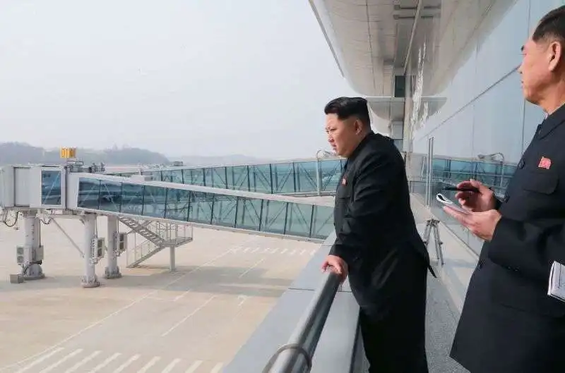 kim jong un visita l aeroporto di pyongyang  1