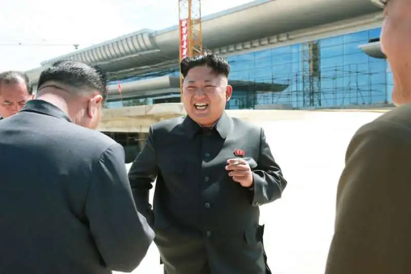 kim jong un visita l aeroporto di pyongyang  2