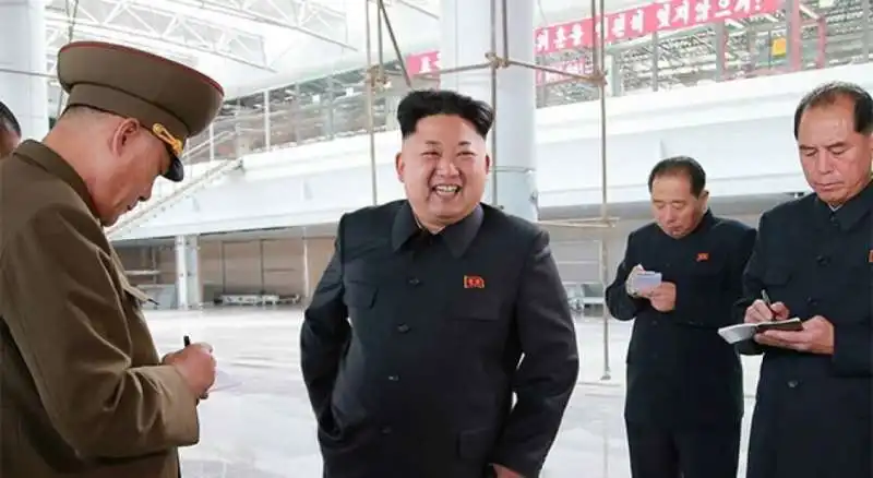 kim jong un visita l aeroporto di pyongyang  3