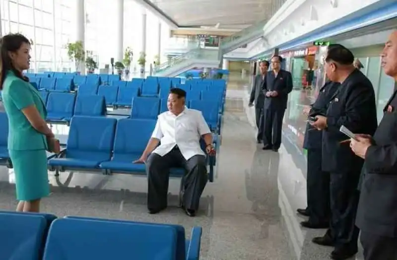 kim jong un visita l aeroporto di pyongyang  7