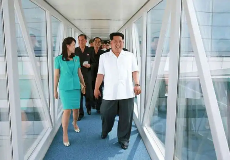 kim jong un visita l aeroporto di pyongyang  8