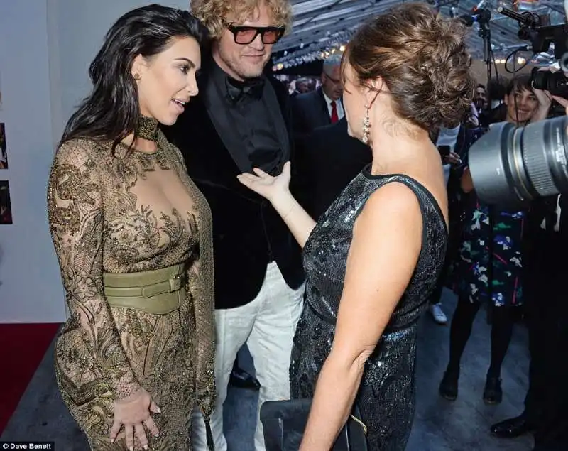 kim kardashian con editor di vogue alexandra shulman e designer peter dundus