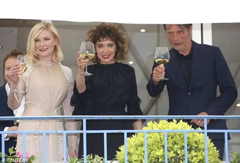 kirsten dunst con la golino e mads mikkelsen