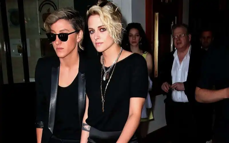 la stewart si fa paparazzare con le sue partner