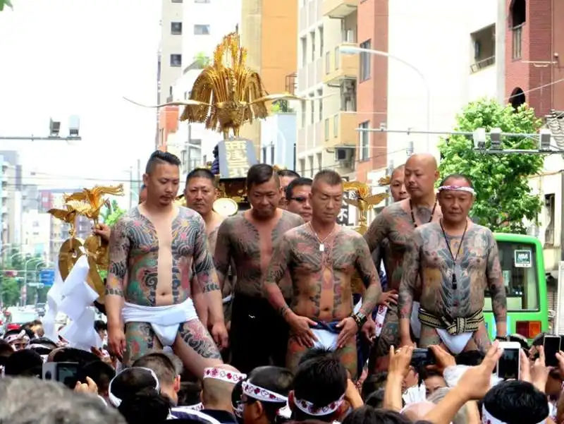 la yakuza sale sul trono sacro