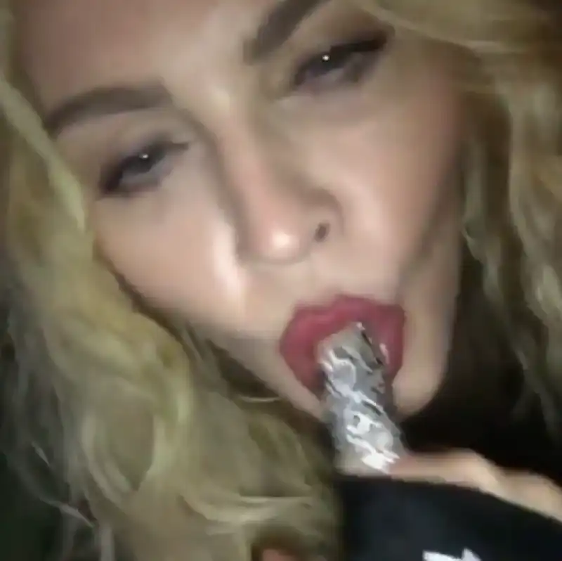 madonna simula sesso orale