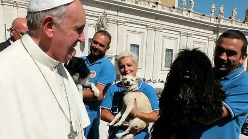 papa bergoglio con i cani