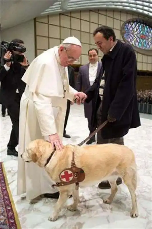 papa bergoglio   con un cane