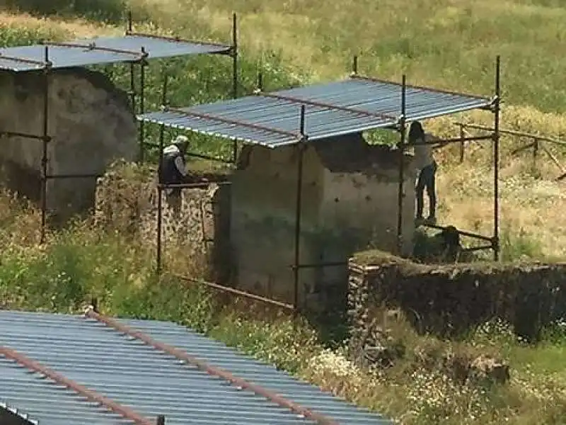 POMPEI - I TURISTI FANNO I LORO BISOGNI TRA GLI SCAVI  