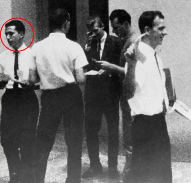 rafael cruz con lee harvey oswald distribuiscono propaganda su fidel castro