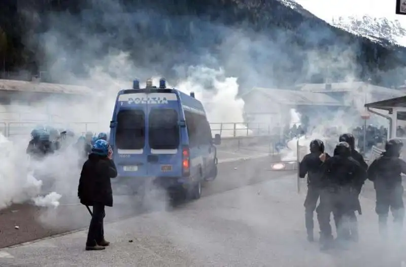 scontri tra polizia e black bloc al brennero  1