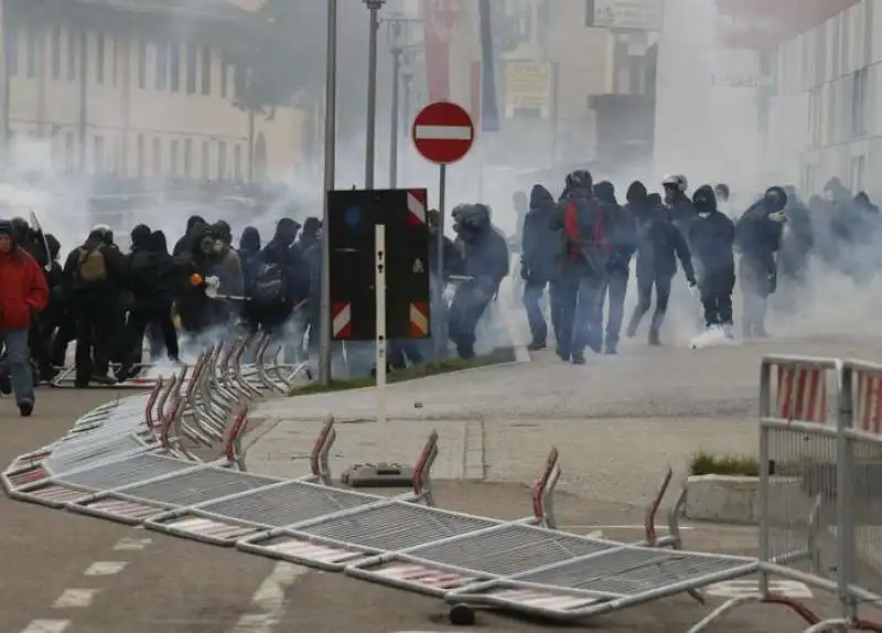 scontri tra polizia e black bloc al brennero  13