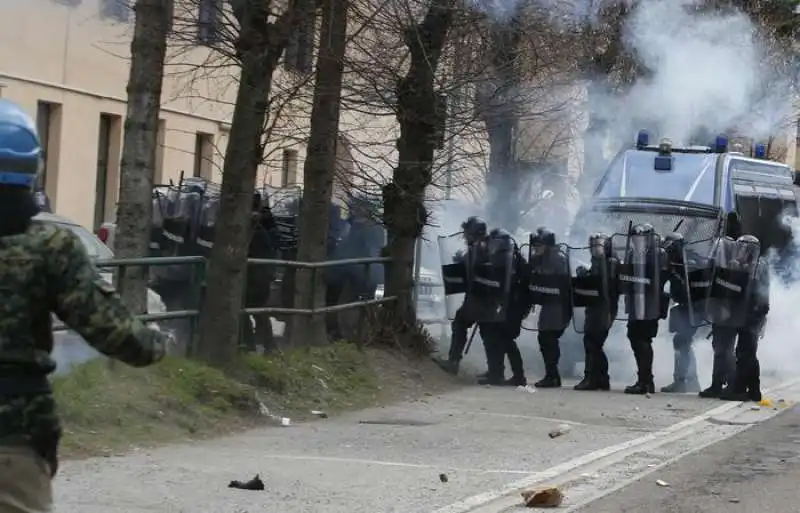 scontri tra polizia e black bloc al brennero  16