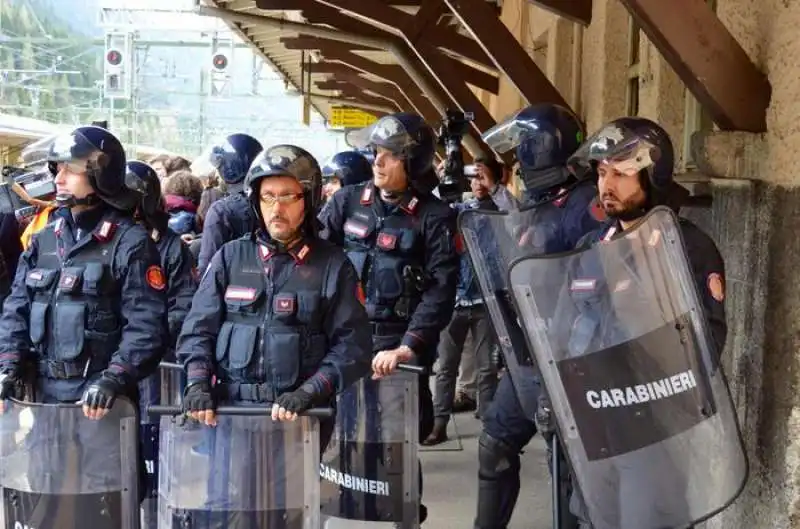 scontri tra polizia e black bloc al brennero  17