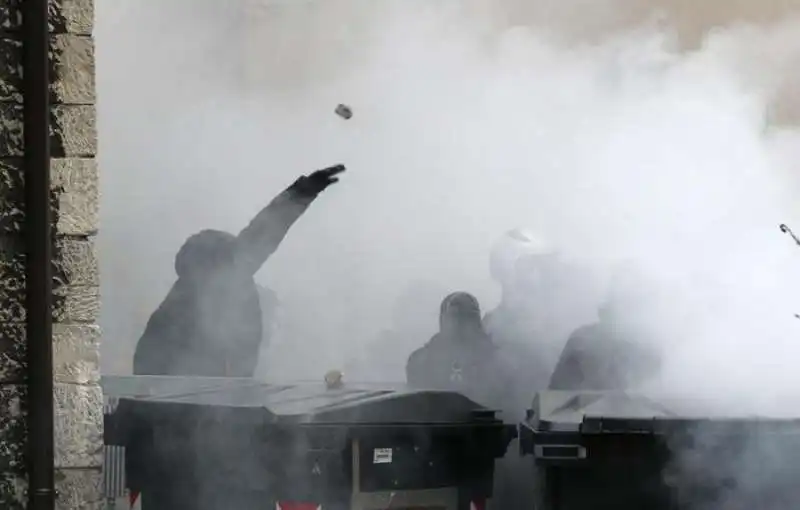 scontri tra polizia e black bloc al brennero  19