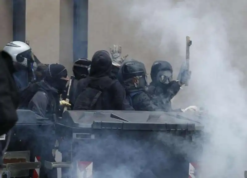 scontri tra polizia e black bloc al brennero  2