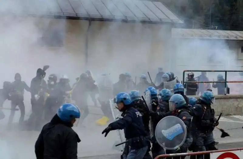 scontri tra polizia e black bloc al brennero  3