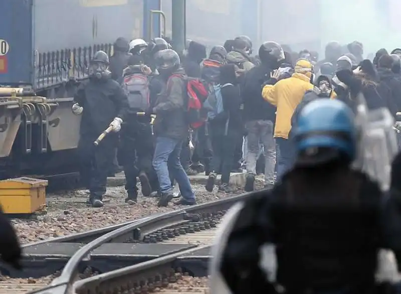 scontri tra polizia e black bloc al brennero  6