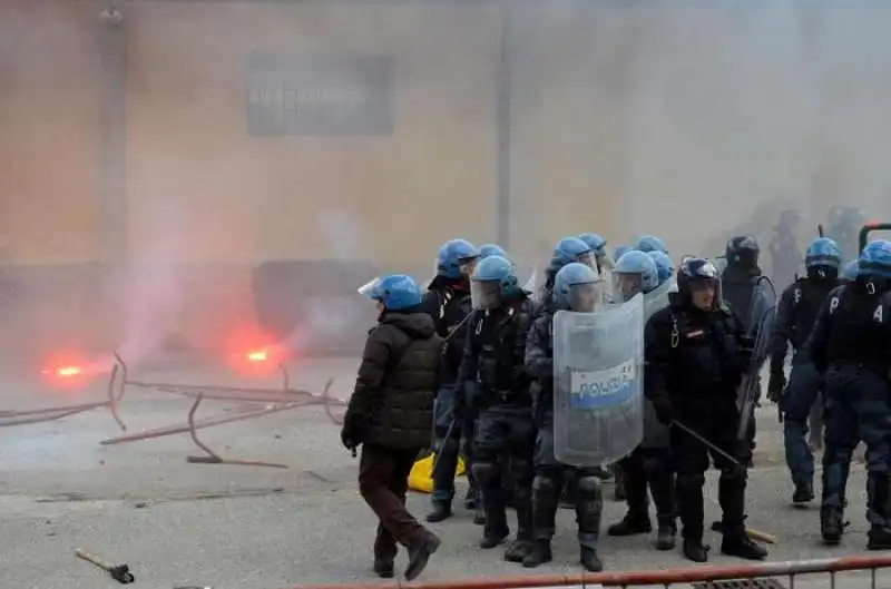 scontri tra polizia e black bloc al brennero  8