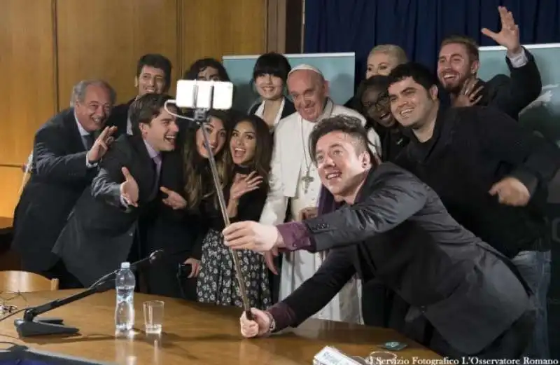 SELFIE DI PAPA BERGOGLIO CON GIOVANI YOUTUBER