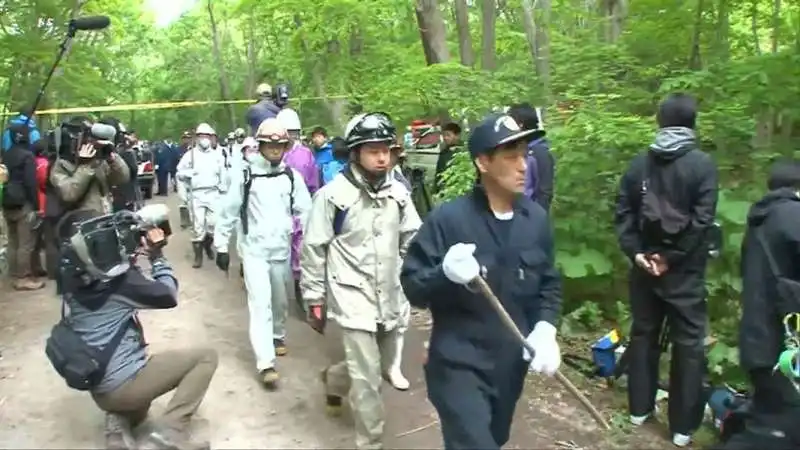 Soccorritori alla ricerca di Yamato Tanooka il bimbo abbandonato nel bosco in Giappone