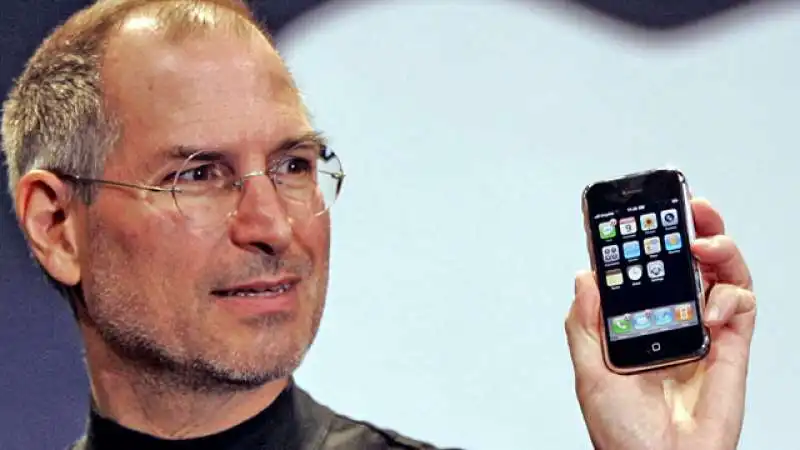 steve jobs lancia l iphone nel 2007