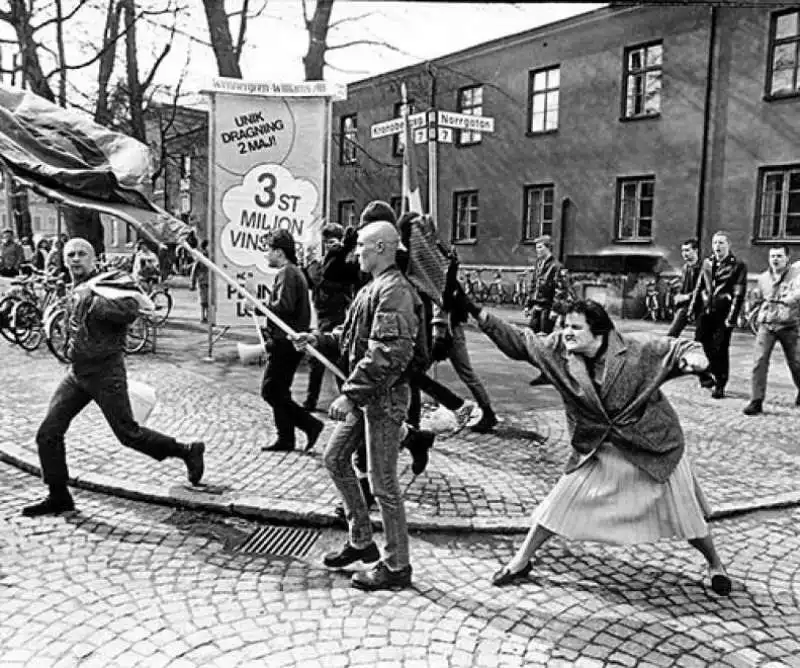 SVEZIA 1985 UNA DONNA AGGREDISCE CON LA PROPRIA BORSA UN MANIFESTANTE DI ESTREMA DESTRA