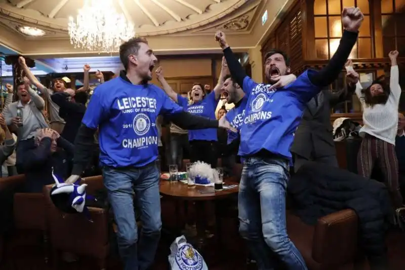 Tra i tifosi del Leicester inizia la festa  