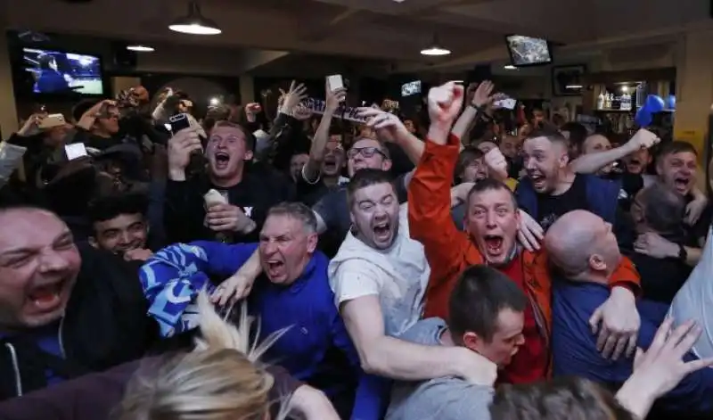 Tra i tifosi del Leicester inizia la festa  