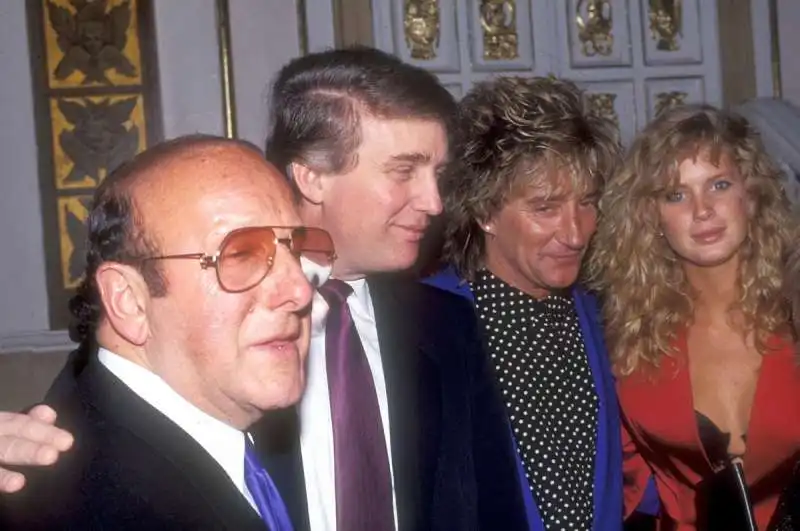 trump nel 1990 con clive davis rod stewart e rachel hunter