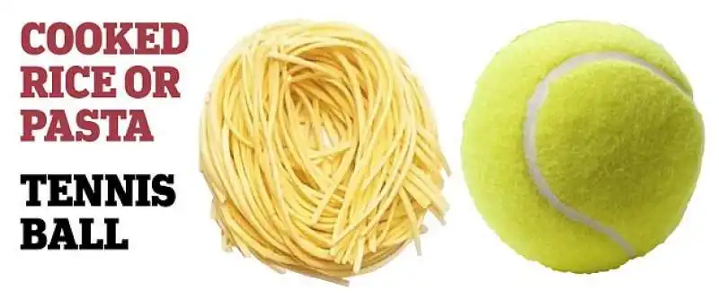 una pallina da tennis di pasta