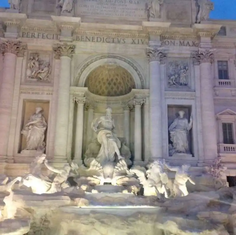 unioni civili fontana di trevi arcobaleno