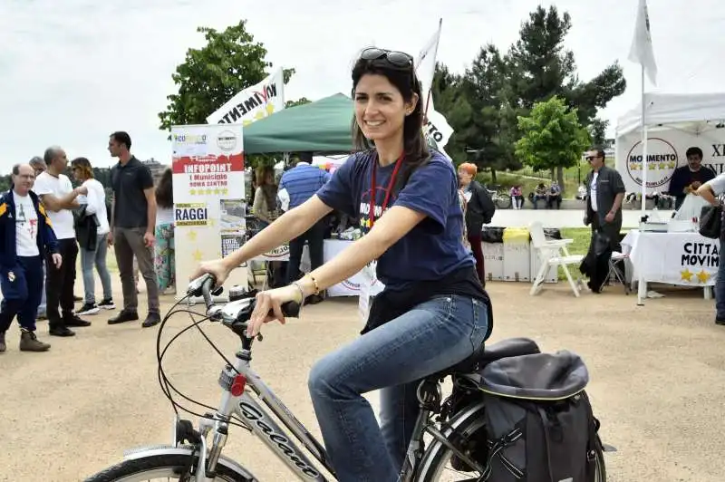 VIRGINIA RAGGI IN BICICLETTA