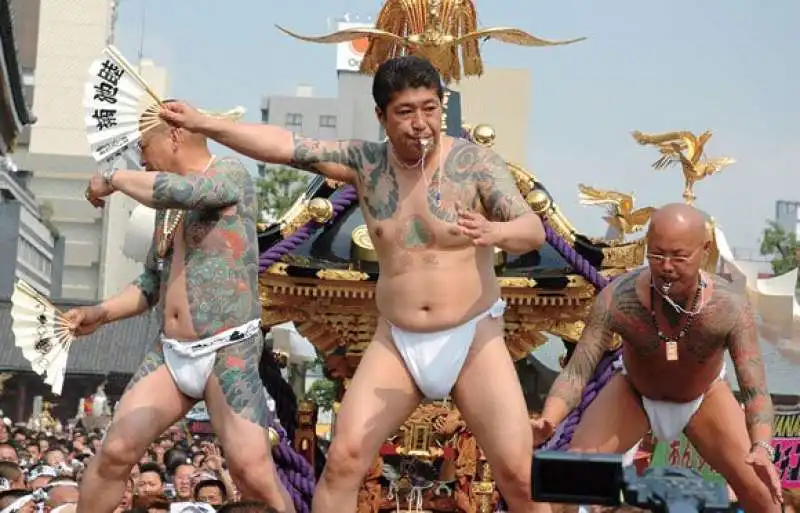 yakuza danno avvio alla processione