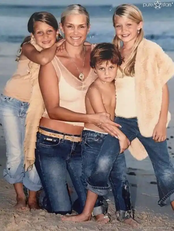 yolanda foster con i figli gigi bella e anwar hadid