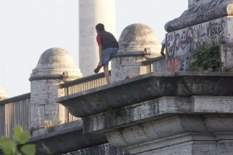 adolescenti sul ponte delle aquile  9