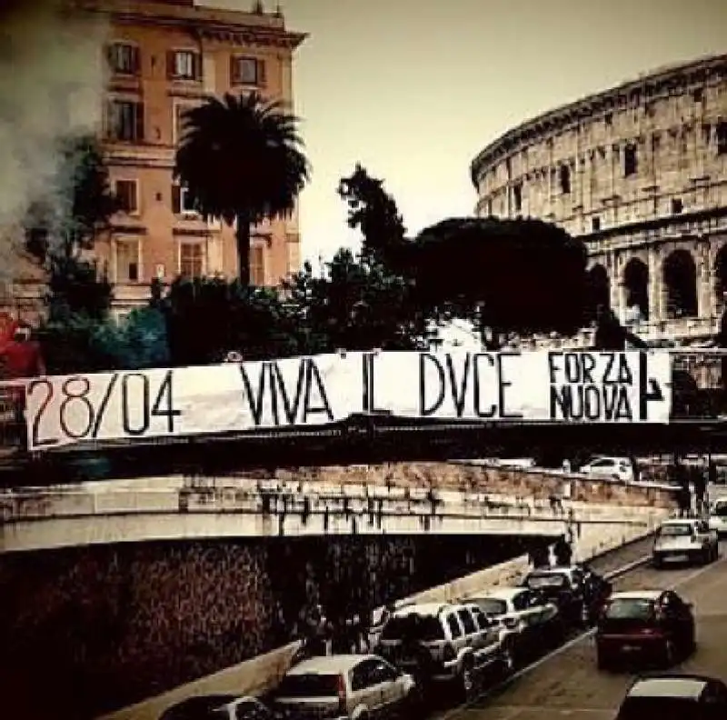 al colosseo si appendono non solo i manichini