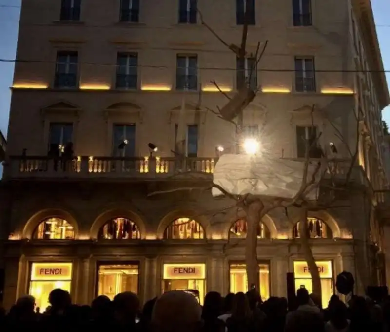 albero di giuseppe penone a largo goldoni  1