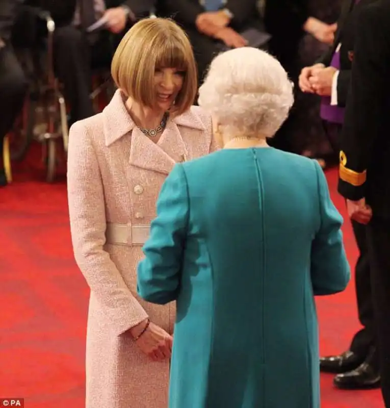 anna wintour  riceve il titolo di dama dalla regina elisabetta