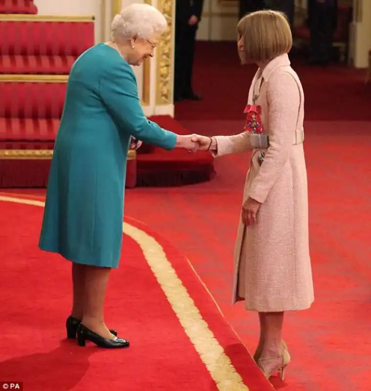 anna wintour riceve il titolo di dama dalla regina elisabetta