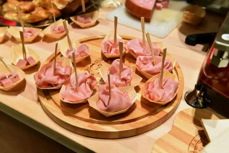 assaggini di mortadella per gli invitati