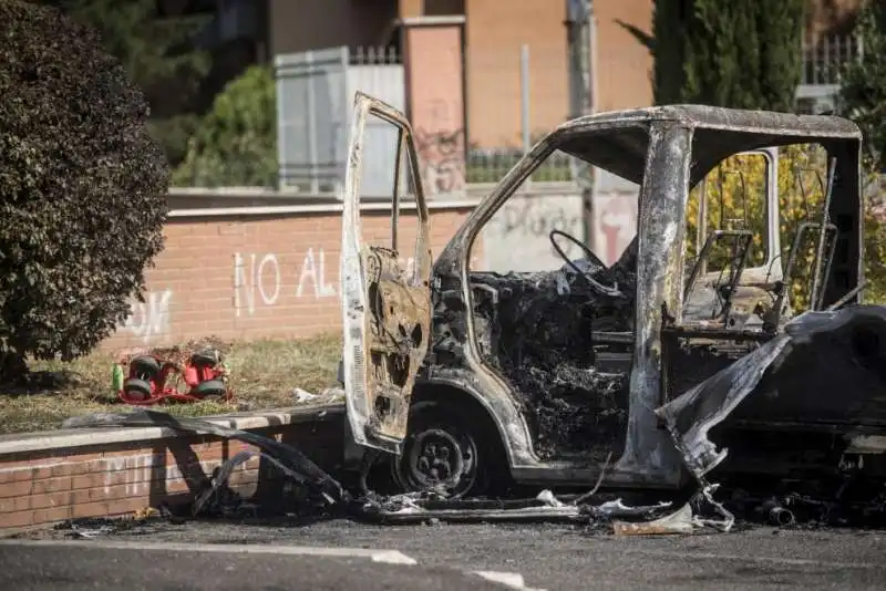 camper in fiamme muoiono tre ragazzine