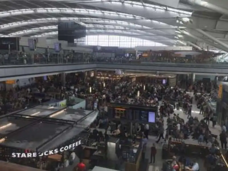 CAOS AGLI AEROPORTI DI LONDRA PER UN GUASTO INFORMATICO