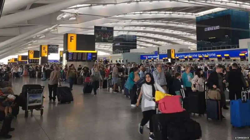 CAOS AGLI AEROPORTI DI LONDRA PER UN GUASTO INFORMATICO 