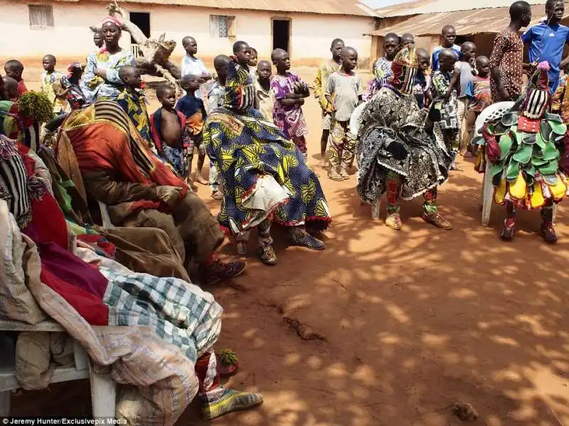  egungun nel villaggio del benin