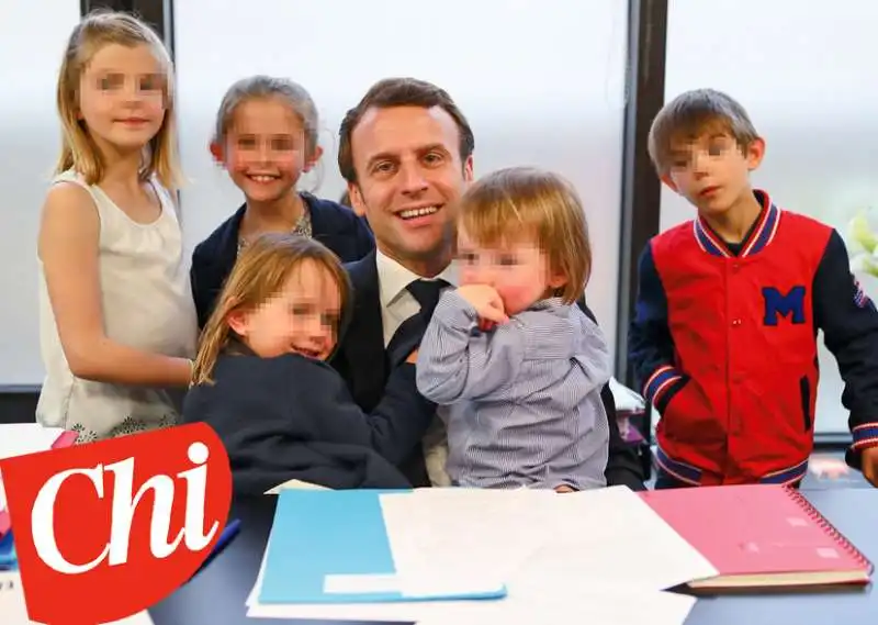 EMMANUEL MACRON CON I NIPOTINI E BRIGITTE