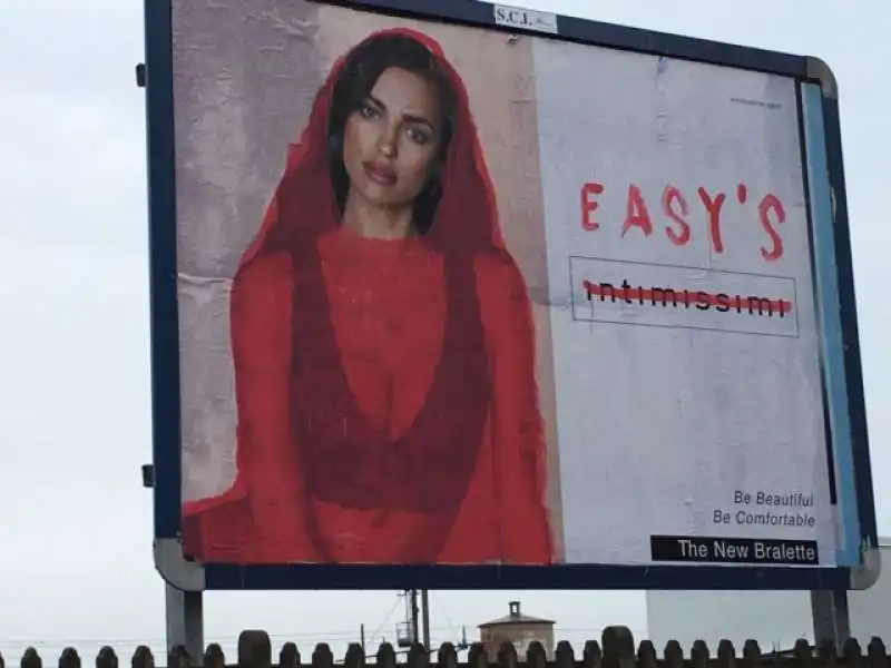 I MANIFESTI CON IRINA SHAYK COPERTI DAL CHADOR