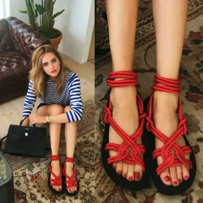 i piedi di chiara ferragni  1