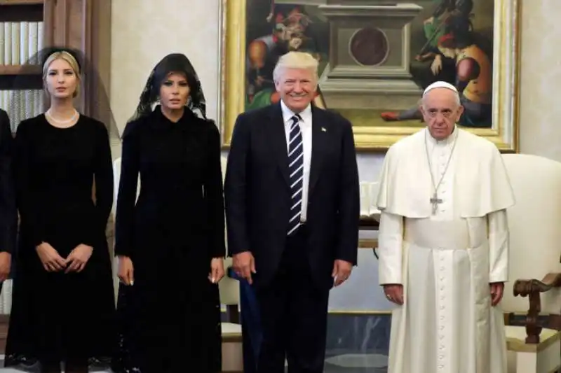 ivanka melania donald trump con papa francesco