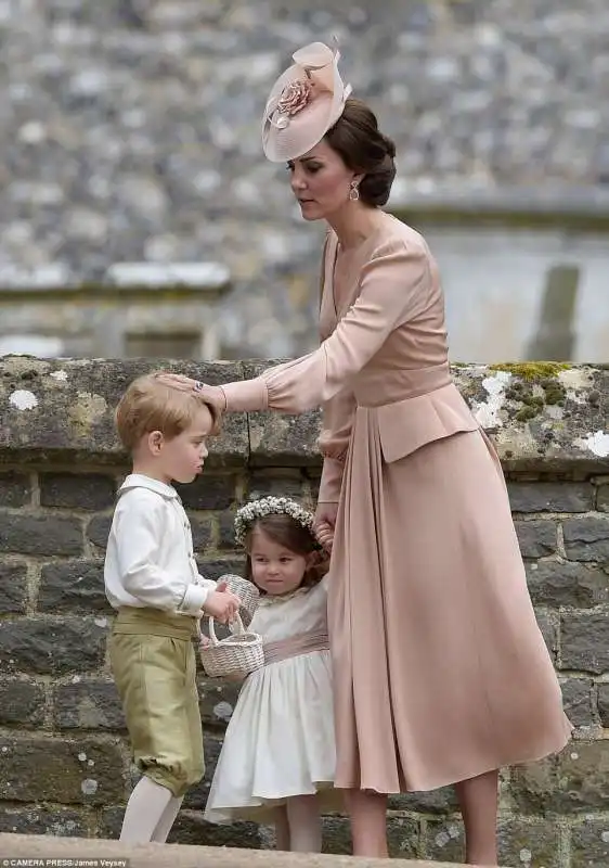 kate middleton consola il principe george 